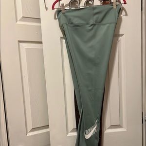 Nike Women Green Leggings